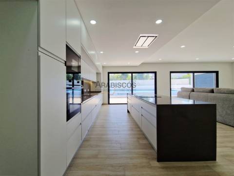 Moradia Isolada T3 - Piscina - Garagem 3 carros - Jardim - Monte Canelas - Portimão - Algarve