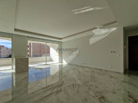 Apartamento T4 - Varandas com 46 m2 - Piscina - Ar Condicionado - Piso Radiante - Lagos - Algarve