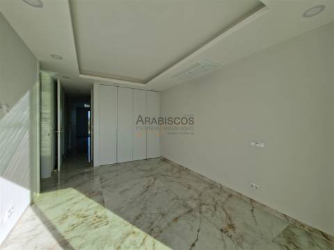 Apartamento T4 - Varandas com 46 m2 - Piscina - Ar Condicionado - Piso Radiante - Lagos - Algarve
