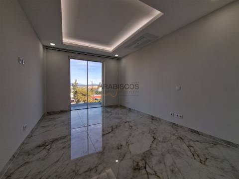 Apartamento T4 - Varandas com 46 m2 - Piscina - Ar Condicionado - Piso Radiante - Lagos - Algarve