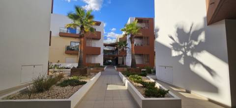 Arrendamento Anual - Apartamento T2 - condominio fechado - piscina - lugar garagem - Portimão