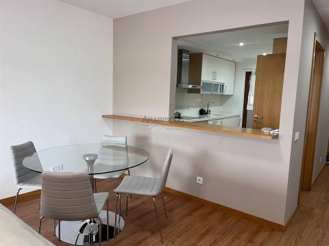 Arrendamento Anual - Apartamento T2 - condominio fechado - piscina - lugar garagem - Portimão