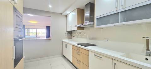 Arrendamento Anual - Apartamento T2 - condominio fechado - piscina - lugar garagem - Portimão