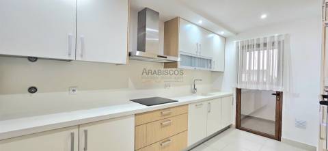 Arrendamento Anual - Apartamento T2 - condominio fechado - piscina - lugar garagem - Portimão