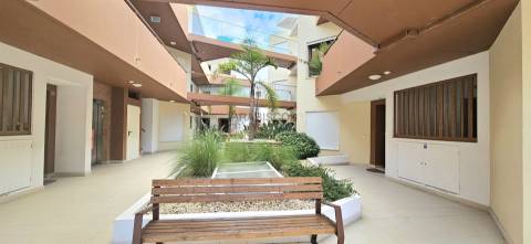 Arrendamento Anual - Apartamento T2 - condominio fechado - piscina - lugar garagem - Portimão