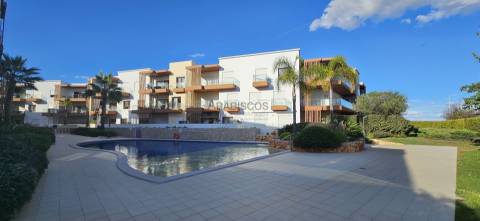 Arrendamento Anual - Apartamento T2 - condominio fechado - piscina - lugar garagem - Portimão