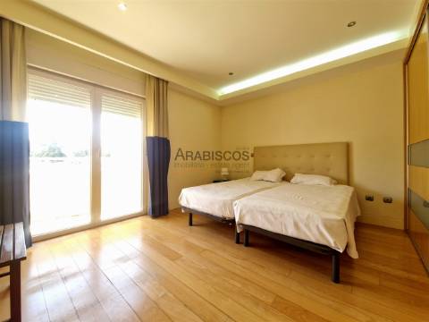 Moradia T6 - Potencial Até 6 Apartamentos - Garagem - Terraços - Bemposta - Portimão - Algarve