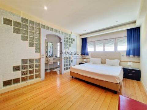 Moradia T6 - Potencial Até 6 Apartamentos - Garagem - Terraços - Bemposta - Portimão - Algarve