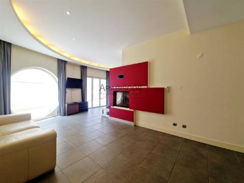 Moradia T6 - Potencial Até 6 Apartamentos - Garagem - Terraços - Bemposta - Portimão - Algarve