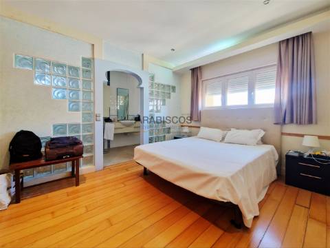 Moradia T6 - Potencial Até 6 Apartamentos - Garagem - Terraços - Bemposta - Portimão - Algarve