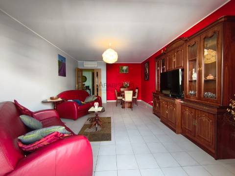 Apartamento T3 - Lugar de Garagem - Varanda - Encosta da Marina - Portimão - Algarve