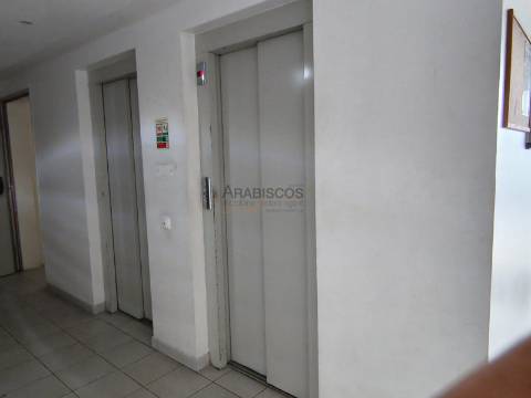 Apartamento T3 - Lugar de Garagem - Varanda - Encosta da Marina - Portimão - Algarve