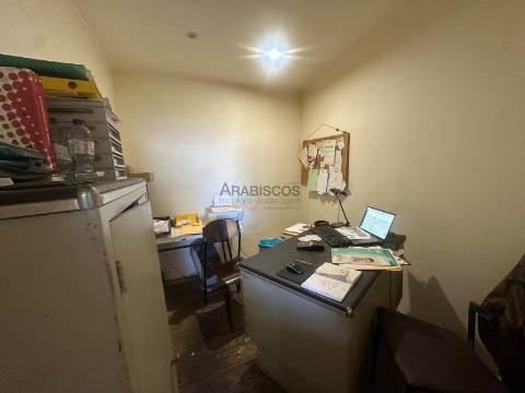 Prédio - Habitação - Comércio - Duas Entradas - Esplanada - Vista Mar - Monchique