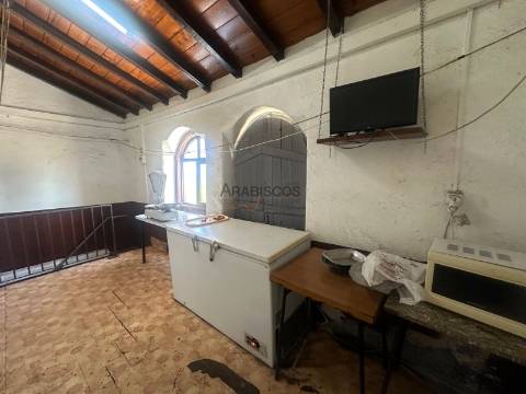 Prédio - Habitação - Comércio - Duas Entradas - Esplanada - Vista Mar - Monchique