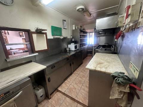 Prédio - Habitação - Comércio - Duas Entradas - Esplanada - Vista Mar - Monchique