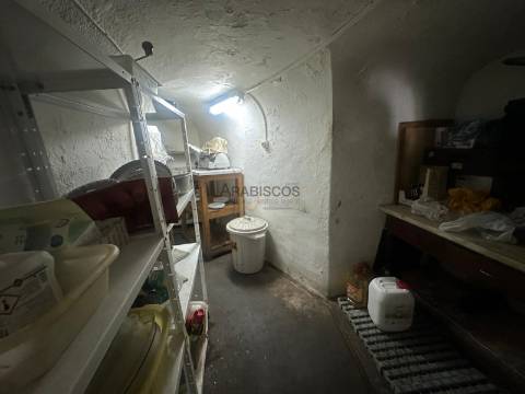 Prédio - Habitação - Comércio - Duas Entradas - Esplanada - Vista Mar - Monchique