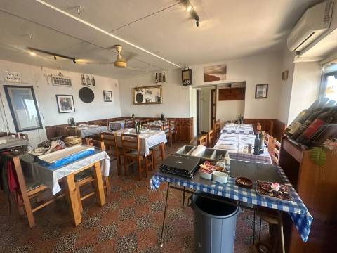 Prédio - Habitação - Comércio - Duas Entradas - Esplanada - Vista Mar - Monchique