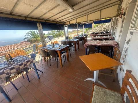 Prédio - Habitação - Comércio - Duas Entradas - Esplanada - Vista Mar - Monchique