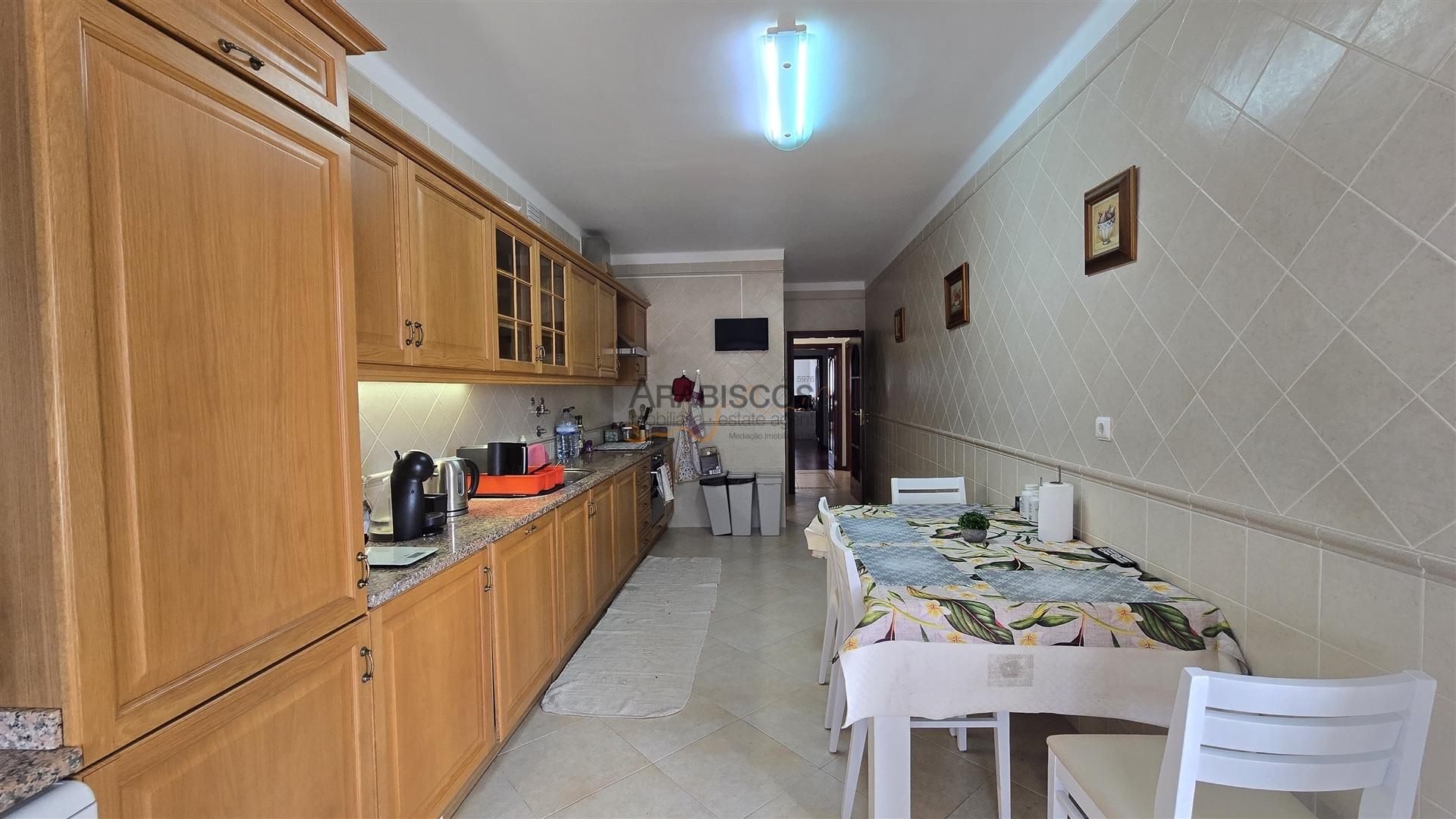 T3 - Boas Áreas - Garagem - Zona: Vila Rosa - Portimão - Algarve