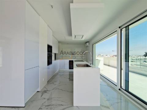Penthouse T3 - Terraço com 131 m2 - Piscina Privativa - Ar condicionado - Piso Radiante - Portimão