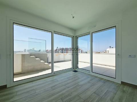 Penthouse T3 - Terraço com 131 m2 - Piscina Privativa - Ar condicionado - Piso Radiante - Portimão