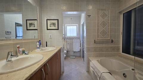 Moradia Isolada T5 - Piscina Aquecida - Jardim - Gargem - Anexo T2 - Urbanização St. António - Alvor