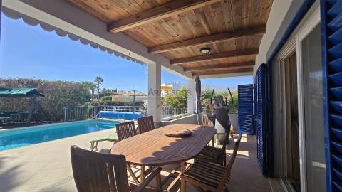 Moradia Isolada T5 - Piscina Aquecida - Jardim - Gargem - Anexo T2 - Urbanização St. António - Alvor