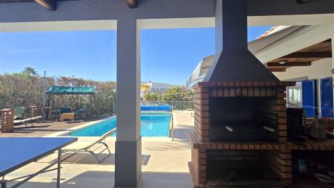 Moradia Isolada T5 - Piscina Aquecida - Jardim - Gargem - Anexo T2 - Urbanização St. António - Alvor