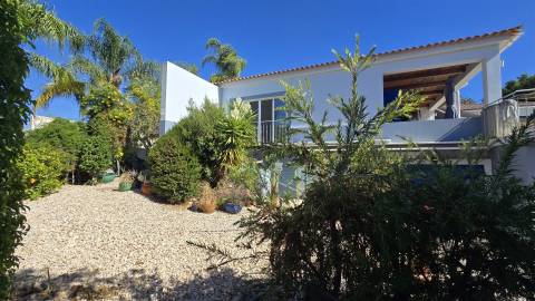 Moradia Isolada T5 - Piscina Aquecida - Jardim - Gargem - Anexo T2 - Urbanização St. António - Alvor