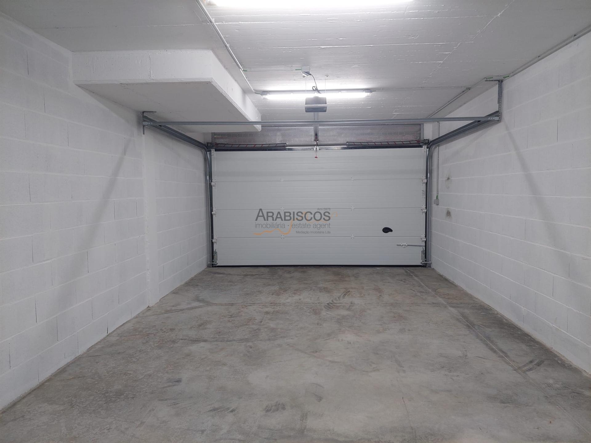 Garagem Box Para Dois Carros - Dois Portões - Edifício Rio Park - Portimão