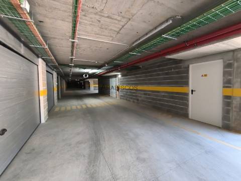 Garagem Box Para Dois Carros - Dois Portões - Edifício Rio Park - Portimão