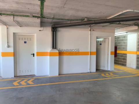 Garagem Box Para Dois Carros - Dois Portões - Edifício Rio Park - Portimão