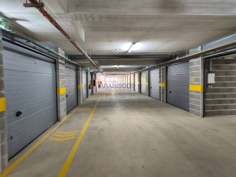 Garagem Box Para Dois Carros - Dois Portões - Edifício Rio Park - Portimão