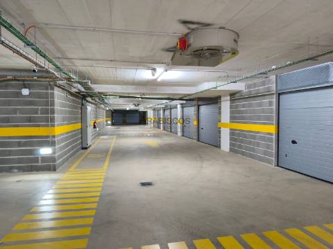 Garagem Box Para Dois Carros - Dois Portões - Edifício Rio Park - Portimão