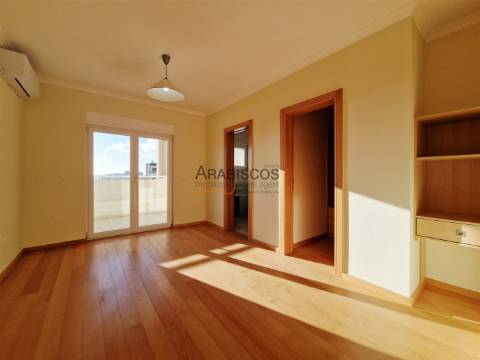 Apartamento T3 - Vista Mar - Varandas com 60 m2 - Ar Condicionado - 3 Suítes - Alvor - Algarve