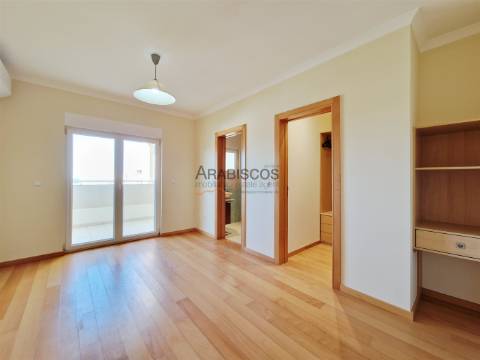Apartamento T3 - Vista Mar - Varandas com 60 m2 - Ar Condicionado - 3 Suítes - Alvor - Algarve