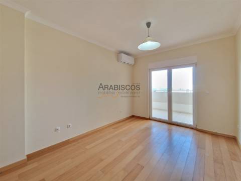 Apartamento T3 - Vista Mar - Varandas com 60 m2 - Ar Condicionado - 3 Suítes - Alvor - Algarve