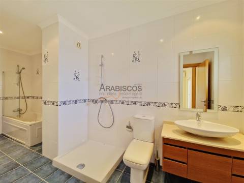 Apartamento T3 - Vista Mar - Varandas com 60 m2 - Ar Condicionado - 3 Suítes - Alvor - Algarve