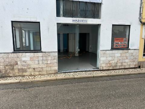 Loja Espaçosa - Centro de Alvor - comércio de passagem - arrecadação