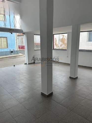 Loja Espaçosa - Centro de Alvor - comércio de passagem - arrecadação