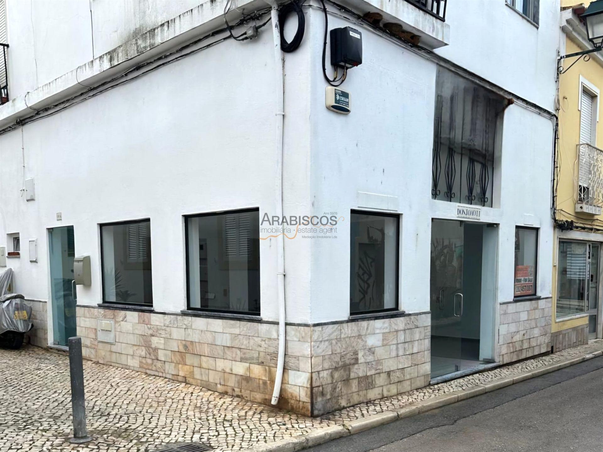 Loja Espaçosa - Centro de Alvor - comércio de passagem - arrecadação