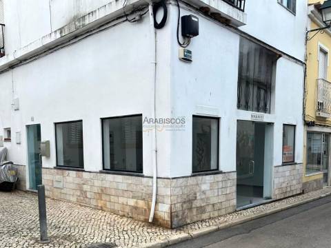 Loja Espaçosa - Centro de Alvor - comércio de passagem - arrecadação