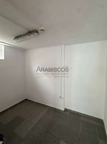 Loja Espaçosa - Centro de Alvor - comércio de passagem - arrecadação