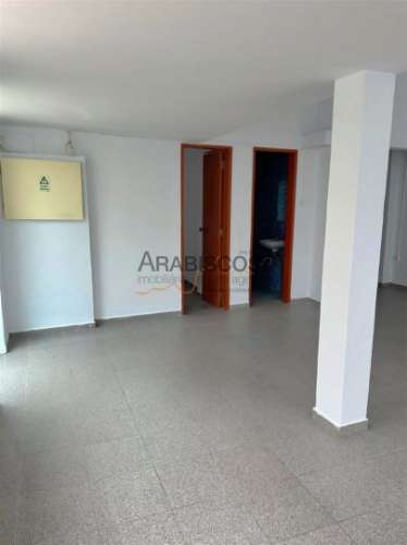 Loja Espaçosa - Centro de Alvor - comércio de passagem - arrecadação