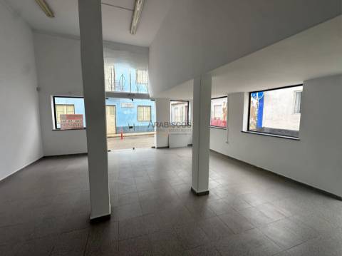 Loja Espaçosa - Centro de Alvor - comércio de passagem - arrecadação