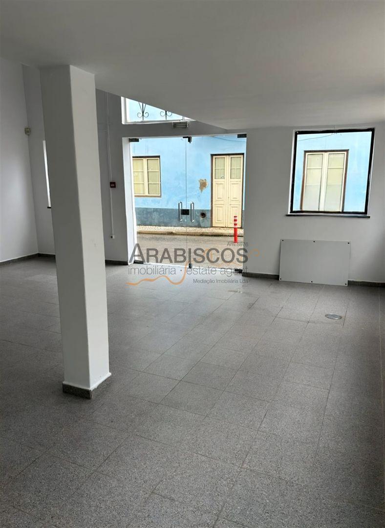 Loja Espaçosa - Centro de Alvor - comércio de passagem - arrecadação