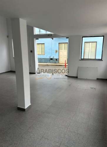 Loja Espaçosa - Centro de Alvor - comércio de passagem - arrecadação