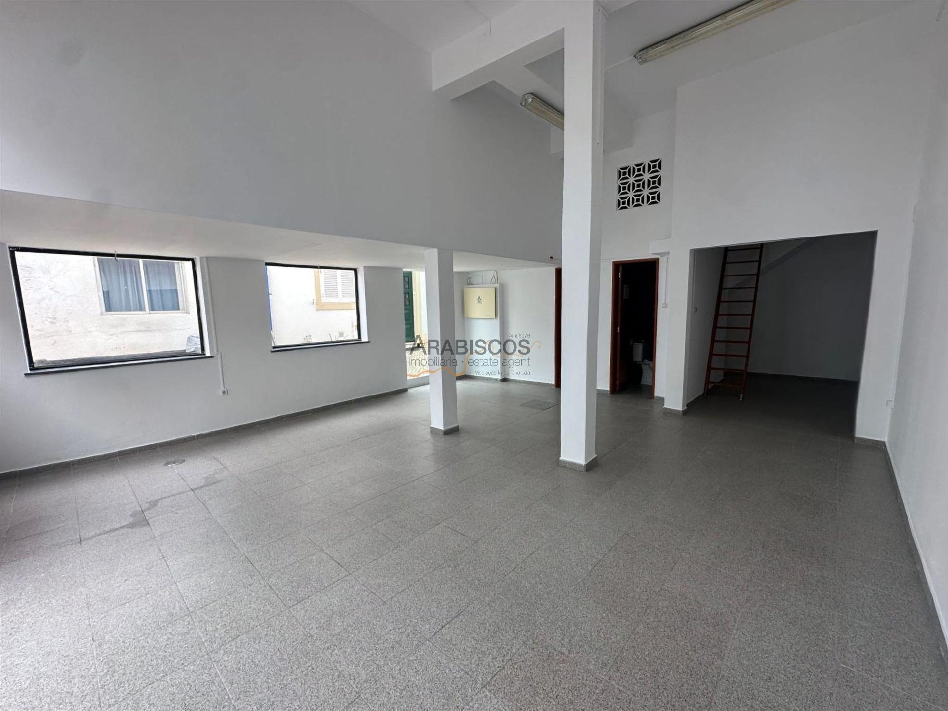 Loja Espaçosa - Centro de Alvor - comércio de passagem - arrecadação