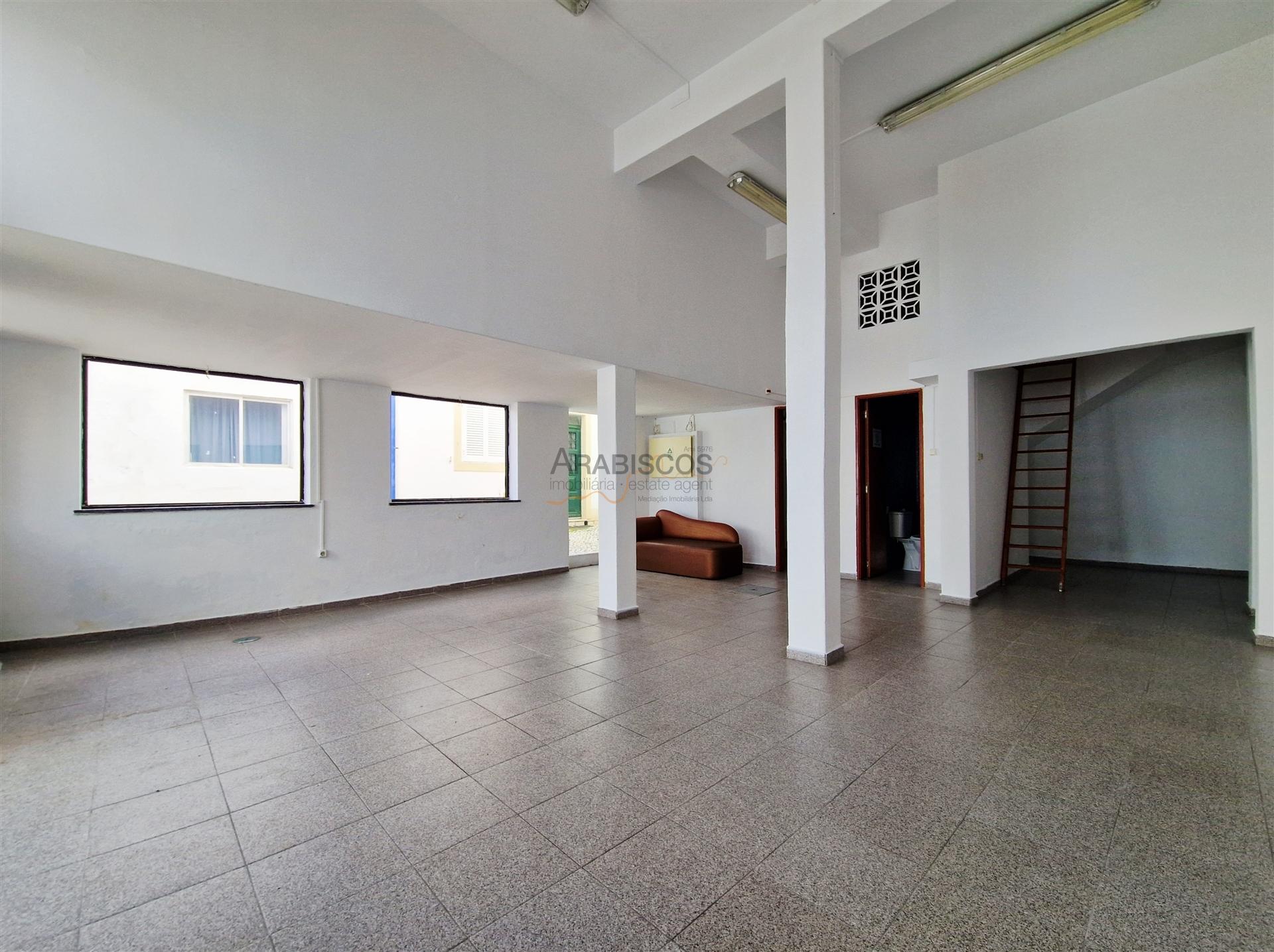 Loja Espaçosa - Centro de Alvor - Comércio de passagem - Arrecadação