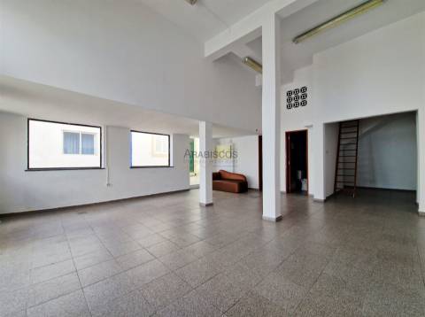 Loja Espaçosa - Centro de Alvor - Comércio de passagem - Arrecadação